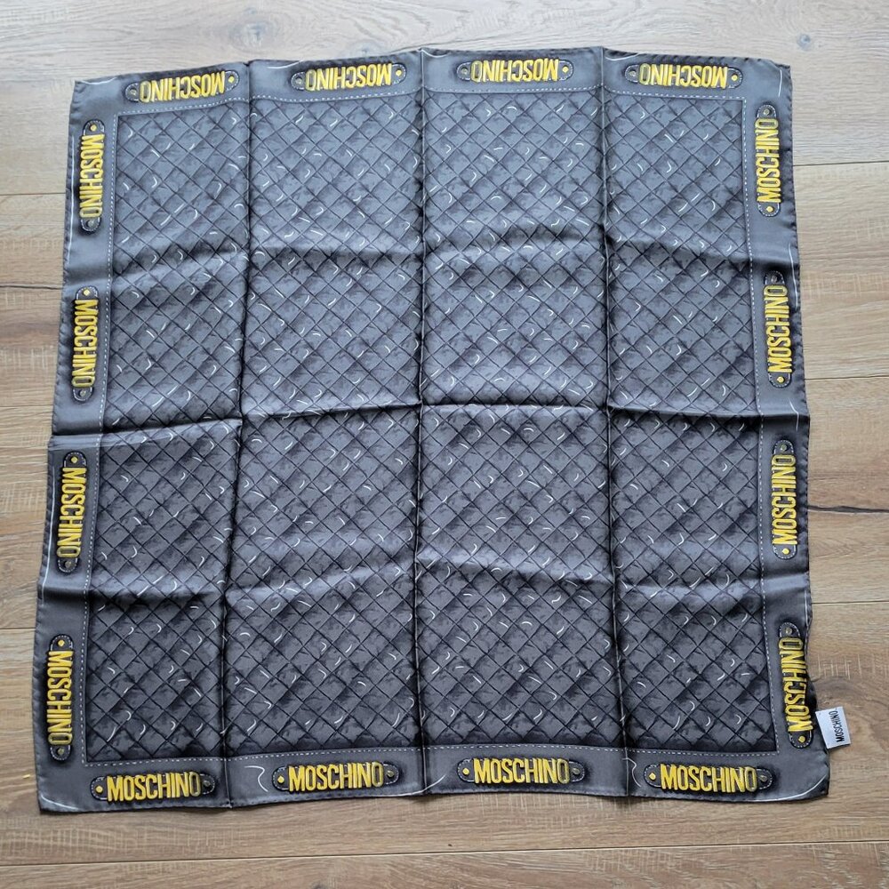 NWOT Moschino Silk Scarf RRP $69.99 - Picture 3 of 4